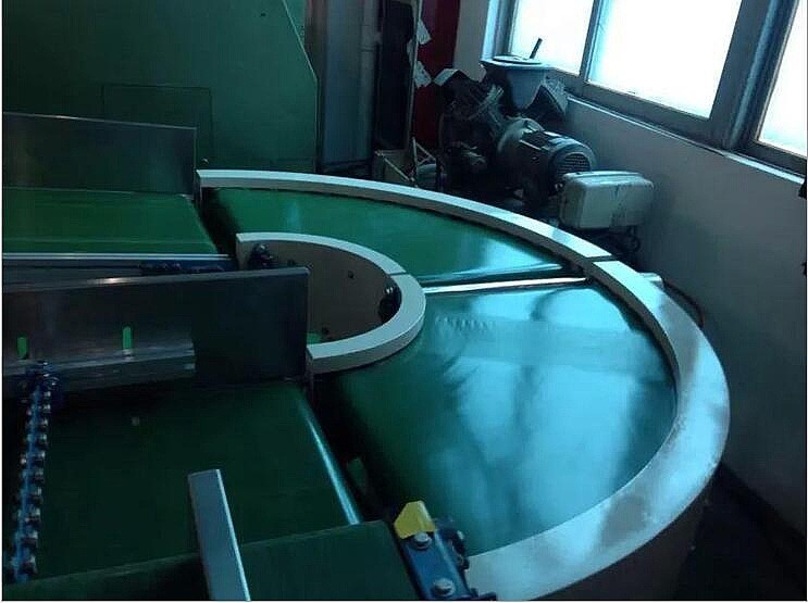 皮帶轉(zhuǎn)彎輸送機(jī)轉(zhuǎn)彎輸送機(jī)流水線拐角分揀機(jī)自動(dòng)化設(shè)備 廠家定做