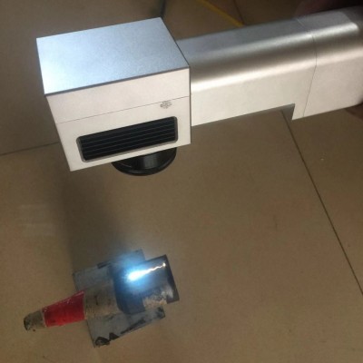 便攜式手持激光清洗除銹機金屬激光除銹除漆除油除膠設(shè)備生產(chǎn)廠家