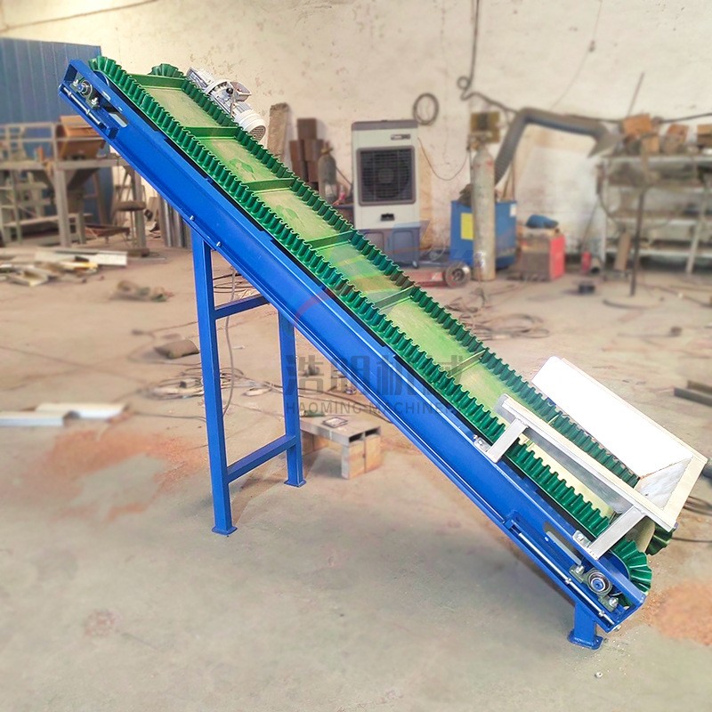 小型皮帶爬坡上料機 PVC裙邊格擋傾斜傳送帶